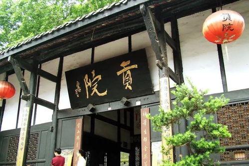 阆中贡院广场吃瓜视频,趣味横生的夏日街头风景