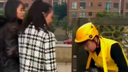 吃瓜外卖员女朋友视频,爱情的味道,外卖也能传递