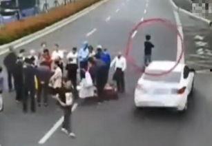 男生围观吃瓜视频,男生围观吃瓜视频,揭秘校园热点事件