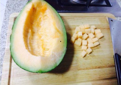 老板娘吃哈密瓜视频,哈密瓜美味时光