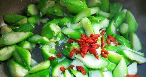 绿瓜变软可以吃不吃吗视频,还能安全食用吗?揭秘真相